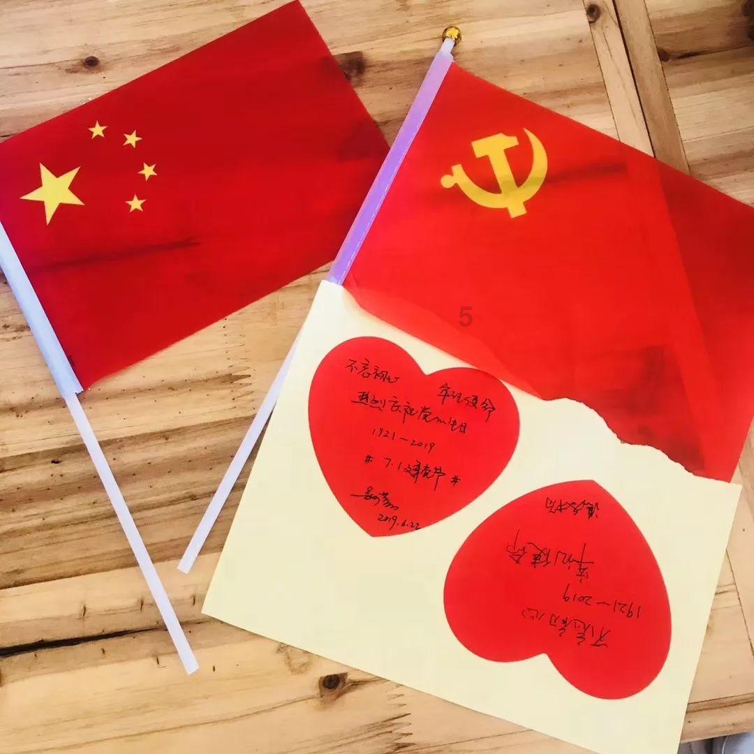 自家东西要在自家用！男子马路边点燃鞭炮，狗子直接叼起跑回家