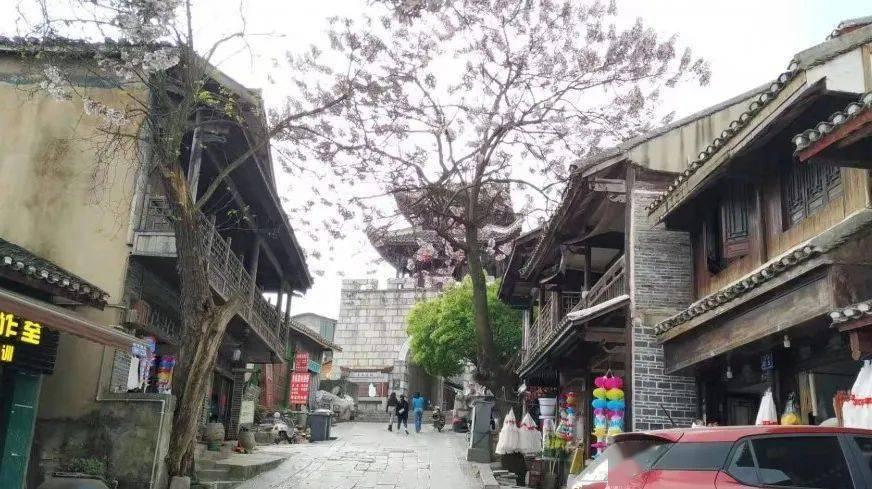 逃离废弃的卡车场